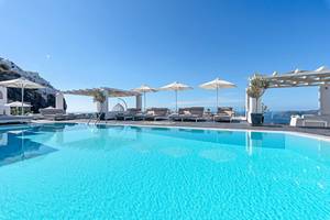 Poolbereich des Agali Houses Hotels mit Sonnenschirmen und Sonnenliegen
