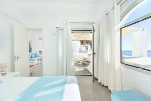 Schlafzimmer im Agali Houses Hotel mit Blick auf das Meer und eine Terrasse.