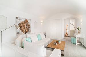 Modernes Wohnzimmer von Agali Houses mit weißen Möbeln, blauen Kissen und einem großen Gemälde an der Wand.