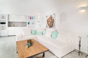 Weißes Wohnzimmer in den Agali Houses mit Couch, Holztisch und Dekor
