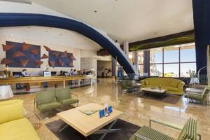 Lobby des Gloria Palace Amadores Thalasso & Hotel mit Rezeption, Sofas und Tischen