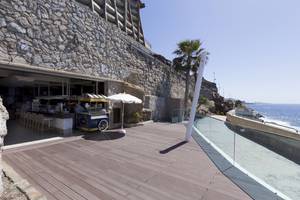 Terrasse des Gloria Palace Amadores Thalasso & Hotel mit Blick auf das Meer.