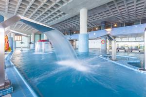 Indoor-Pool mit Wasserfall im Gloria Palace Amadores Thalasso & Hotel