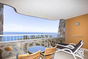 Ein Balkon mit Blick auf das Meer im Gloria Palace Amadores Thalasso & Hotel.