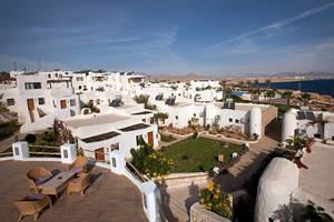 Aussicht auf das Sharm Club Beach Resort mit weißen Gebäuden und Solarpaneelen.
