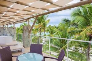 Aussicht vom Balkon des Barcelo Bavaro Palace Hotels mit Loungestühlen und einem kleinen Tisch.