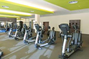 Fitness-Center im Barcelo Bavaro Palace Hotel mit mehreren Trainingsgeräten.