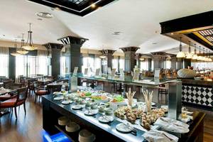 Buffet im Restaurant des Barcelo Bavaro Palace Hotels mit vielen Gerichten und Besteck.
