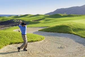 Golfer spielt auf dem Golfplatz des Playitas Hotels.