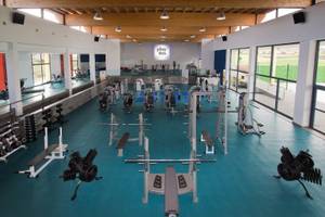 Fitnesscenter im Playitas Hotel mit vielen Geräten und blauen Boden