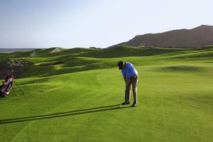Golfspieler bereitet sich auf einen Schlag auf dem Golfplatz des Playitas Hotels vor.