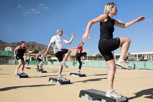Mehrere Personen beim Aerobic-Kurs im Freien im Playitas Hotel.