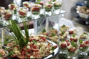 Buffet-Tisch mit Tomaten-Quark-Salat im Creta Maris Resort.