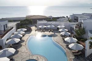 Luftaufnahme des Creta Maris Resorts mit Poolbereich und Blick auf das Meer.