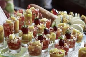Obstcocktails auf einem Buffet im Creta Maris Resort