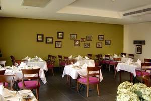 Innenbereich des Sealife Buket Resort & Spa Restaurant mit gedeckten Tischen und kunstvollen Wanddekorationen.