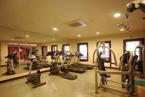 Fitnessstudio im Sealife Buket Resort & Spa mit mehreren Laufbändern und Spinnrädern.