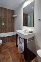 Badezimmer im Gargallo Rialto Hotel mit Badewanne, Waschbecken und Toilette