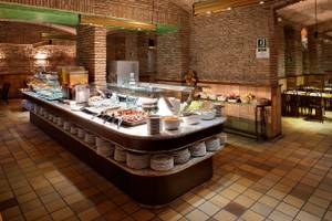 Frühstücksbuffet im Gargallo Rialto Hotel mit vielen Speisen und Tellern.