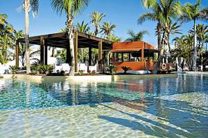 Außenpoolbereich des Gran Canaria Princess Hotels mit Cabana und Palmen.