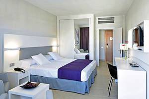 Hotelzimmer im Gran Canaria Princess mit zwei Betten, Tisch, Stühlen und einer Aussicht auf ein Badezimmer.