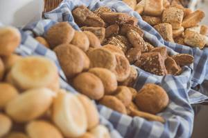 Callisto Holiday Village Brotkorb mit verschiedenen Brotsorten.