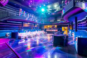 Innenbereich einer Disco im Sunscape Coco Punta Cana Hotel mit blauen und violetten Lichtern.