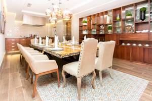 Essensbereich mit Holztischen und Sesseln im Hotel Sunscape Coco Punta Cana