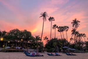 Sunset am Strand des Saree Samui Resorts mit Gästen auf Kissen