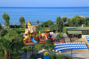 Club Yali Hotels & Resort mit Blick auf einen Spielplatz und das Meer.