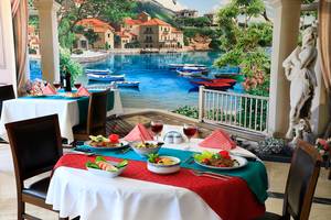 Im Club Yali Hotels & Resort Restaurant steht ein Tisch mit Essen und Meerblick.