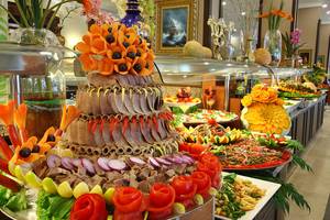 Buffet-Tisch im Club Yali Hotels & Resort mit einer Vielzahl von Speisen, darunter farbenfrohe Salate und dekorative Fleischplatten.