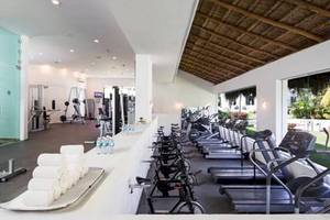 Fitnesscenter im BlueBay Grand Esmeralda Hotel mit vielen Laufbändern und Hanteln.