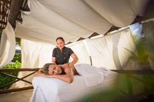 Massage unter Baldachin im BlueBay Grand Esmeralda Hotel