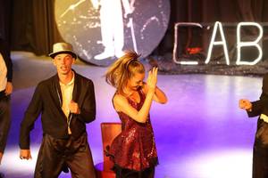 Cabaret-Show im Lyttos Beach Hotel mit einer Tänzerin und einem Tänzer auf der Bühne.