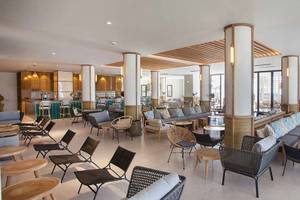 Lobby-Lounge-Bereich des Corallium Dunamar Garden by Lopesan Hotels mit Möbeln und Sitzgelegenheiten.