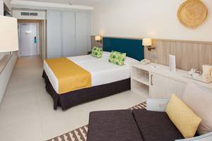 Doppelzimmer im Corallium Dunamar Garden by Lopesan Hotels mit Bett, Lampen, Nachttischen und Dekor.