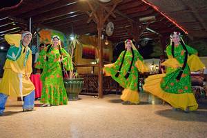 Vier Tänzer im Ghazala Beach Hotel, alle tragen traditionelle grüne und gelbe Kostüme.