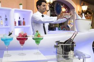 Cocktailbar im Occidental Playa de Palma Hotel mit verschiedenen Cocktails und Spirituosen.