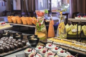 Buffet mit verschiedenen Desserts im Occidental Playa de Palma Hotel.