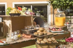 Buffet im Occidental Playa de Palma Hotel mit verschiedenen Snacks, Getränken und Dekoration.