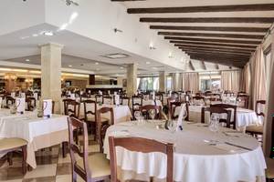 Innenansicht des Speisesaals im Occidental Playa de Palma Hotel mit gedeckten Tischen und Stühlen.