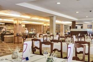 Innenansicht des Restaurants im Occidental Playa de Palma Hotel mit gedeckten Tischen und Stühlen.