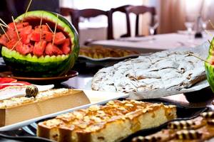 Frühstücksbuffet im Occidental Playa de Palma mit verschiedenen Desserts und Früchten.