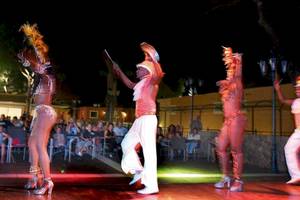 Abendshow im Occidental Playa de Palma Hotel mit Tänzern und Publikum.