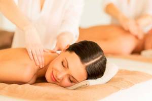 Massage im Hotel Occidental Playa de Palma mit einer Frau, die eine Massage genießt und einem Mann, der entspannt schläft.