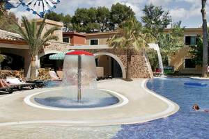 Außenbereich des Occidental Playa de Palma Hotels mit Pool und Brunnen