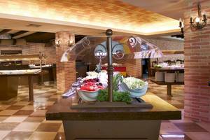 Buffetbereich im Hotel Occidental Playa de Palma mit verschiedenen Speisen und Geschirr.
