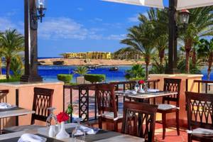 Terrasse des Steigenberger Coraya Beach Hotels mit Blick auf das Meer.