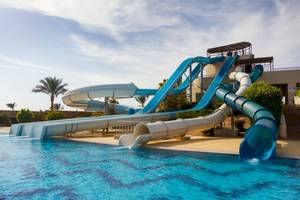Wasserrutschen am Steigenberger Coraya Beach Hotel im Freien.